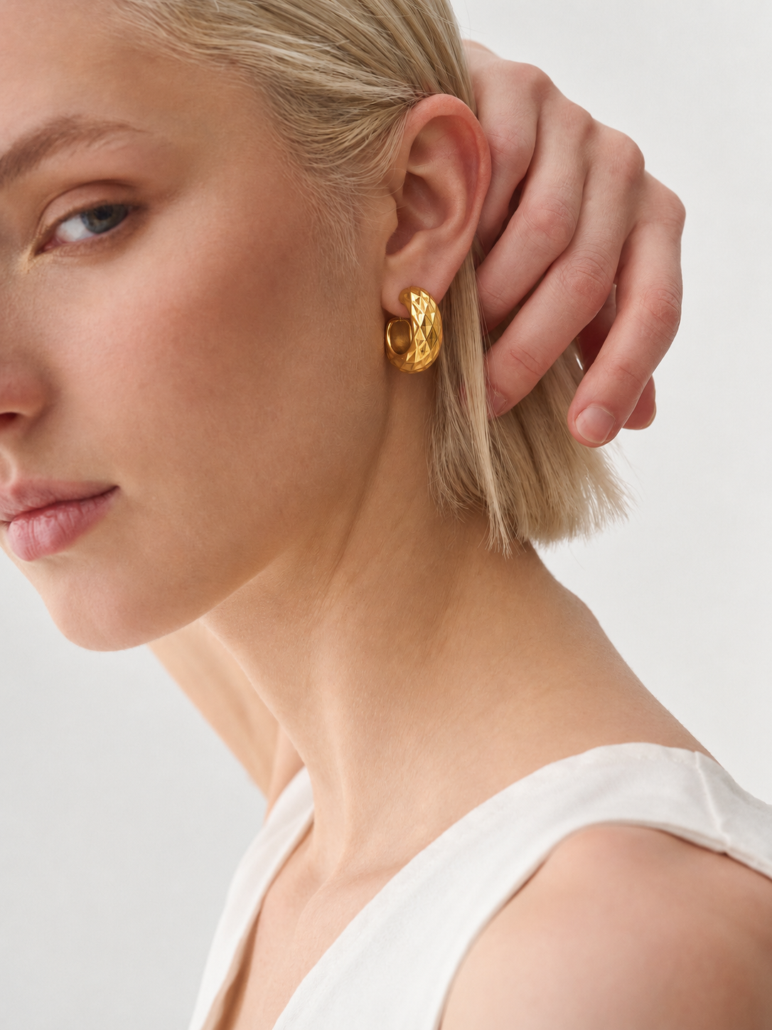 French Retro Square Crystal Stud Earrings – 18K Gold Plated